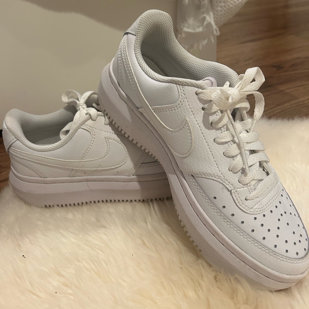 Brand New White Nike Sneakers Women’s